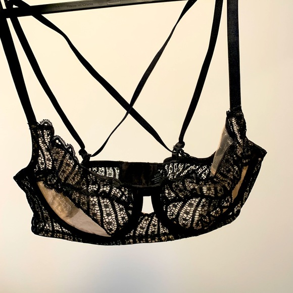 Black lace underwire bra with criss-cross straps - Picture 1 of 5